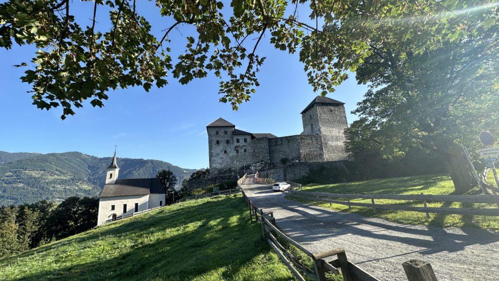 Blick auf die Burg Kaprun - die Location vom Castlecamp