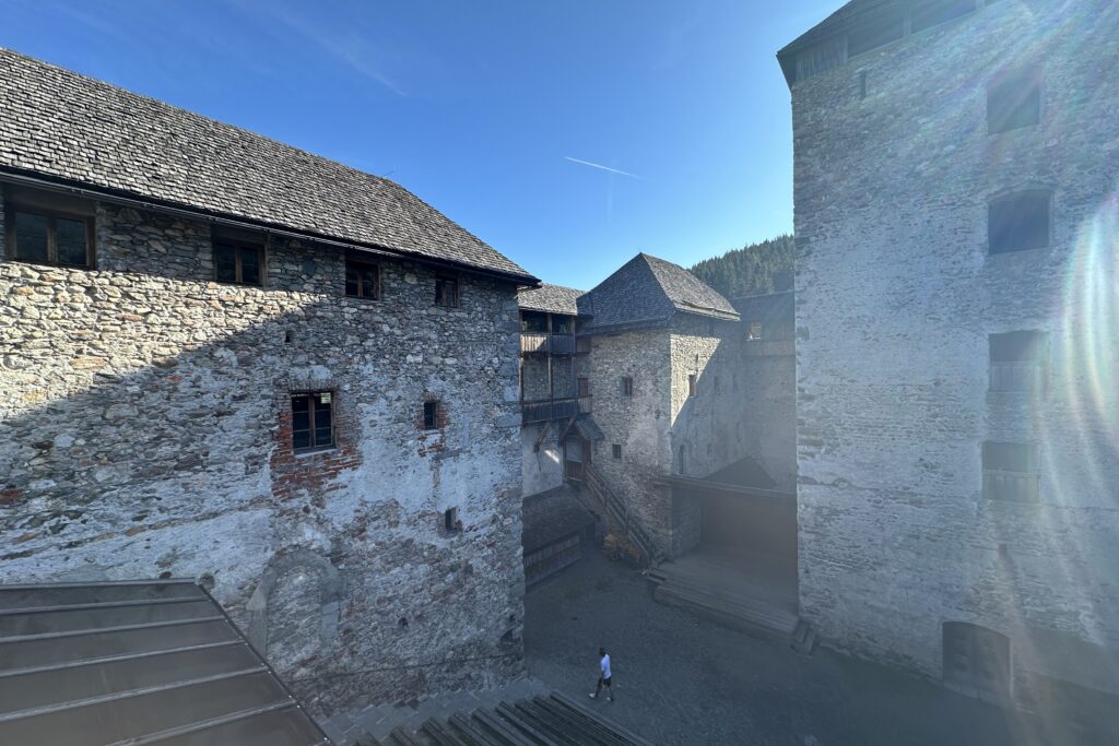 Blick in den Innenhof der Burg Kaprun