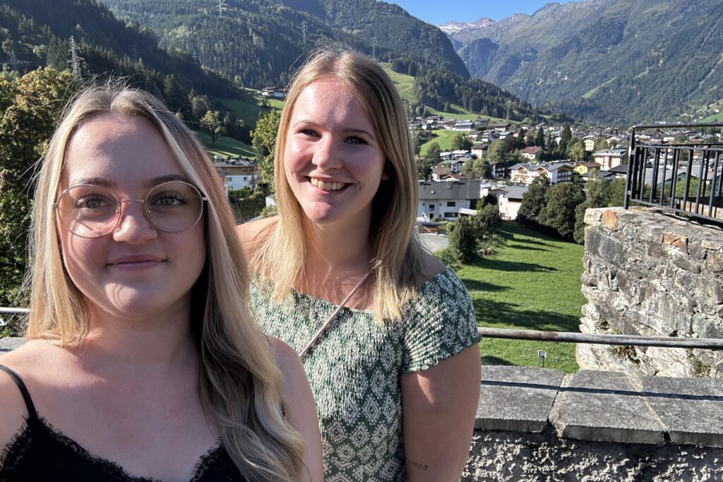 Magdalena & Laura beim Selfie auf der Burg Kaprun