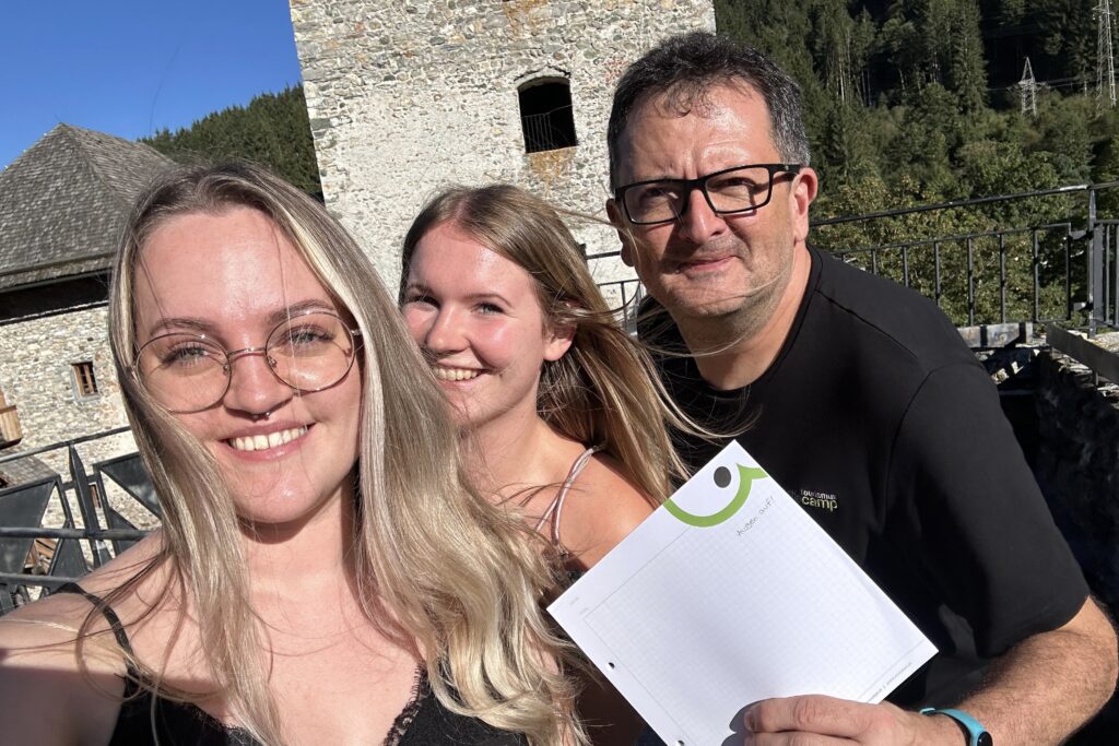 Foto von Laura & Magdalena mit dem Organisator Rainer Edlinger