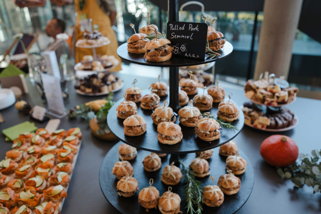 Fingerfood-Buffet von Susis Kochplatzl beim 4. Tourismusforum in Weiz (c) crosseye Marketing GmbH @90frm.com